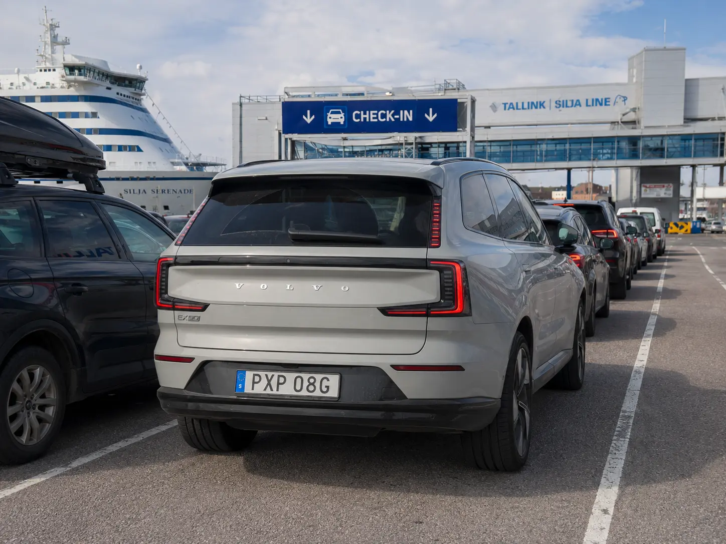 Auto lauttamatkalla Suomeen